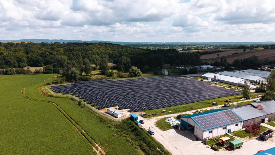 Farma w otoczeniu pól — Miejsce Piastowe